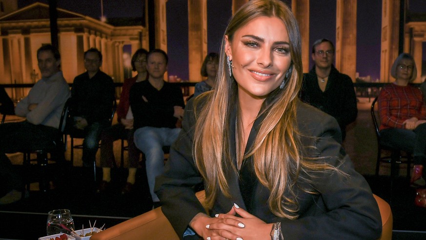 Entertainment Themen der Woche KW45 Entertainment Bilder des Tages 12.11.2021, xlakx, Entertainment Fernsehen TV, RIVERBOAT Berlin 2021 emspor, v.l.Sophia Thomalla Model und Moderatorin bei der Aufzei ...