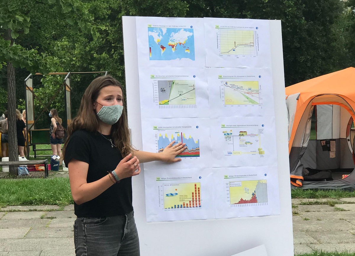 Am Berliner Invalidenpark haben Fridays for Future Daten und Fakten zum Kohleausstieg zusammengetragen.