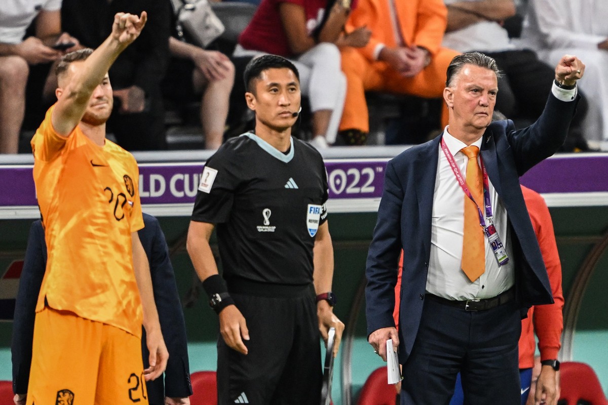 29.11.2022, Katar, Al-Chaur: Fu�ball: WM, Niederlande - Katar, Vorrunde, Gruppe A, Spieltag 3, Al-Bait Stadion in Al-Chaur, Teun Koopmeiners von den Niederlanden (l) und Louis Van Gaal, Trainer der Ni ...