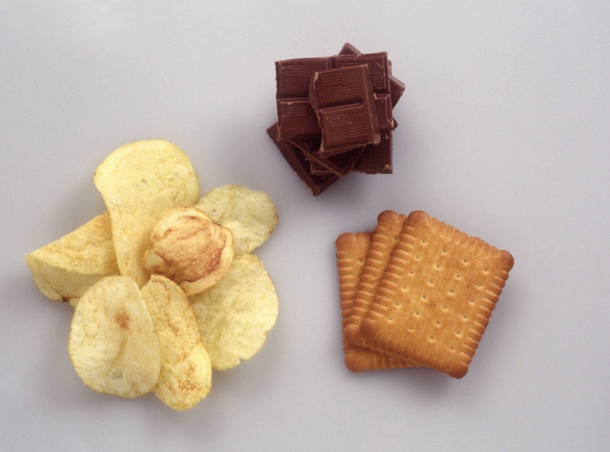 Fatty and calorie foods: chips, chocolates and biscuits. XEE4118327 Fatty and calorie foods: chips, chocolates and biscuits. Private Collection add.info.: Fatty and calorie foods: chips, chocolates an ...