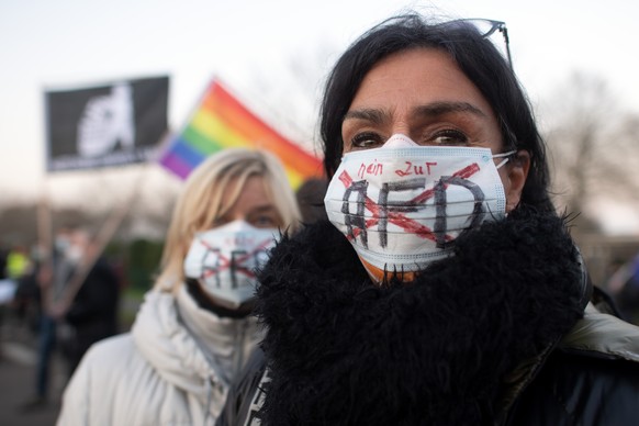 27.11.2020, Nordrhein-Westfalen, Kalkar: Demonstrantinnen tragen Mundschutze mit der Aufschrift �Nein zur AfD� bei einer Demonstration gegen den Bundesparteitag der AfD am Wochenende im niederrheinisc ...