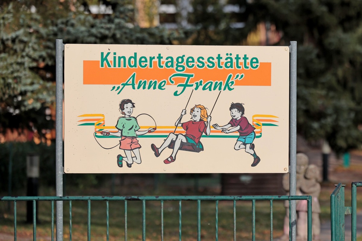 06.11.2023, Sachsen-Anhalt, Tangerhütte: Auf einem Schild an der Einrichtung steht "Kindertagesstätte Anne Frank". Schon länger gehegte Pläne für eine Namensänderung der Kita «Anne Frank» in ...