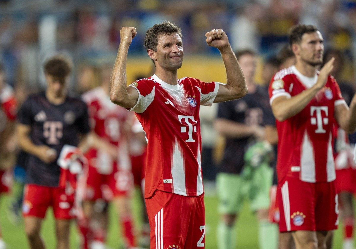 Thomas M�ller FC Bayern Muenchen, 25 jubelt mit den Fans nach dem Spiel FIFA Club World Cup: FC Bayern M�nchen - CA Boca Juniors 20.06.2025, FIFA Club World Cup: FC Bayern M�nchen - CA Boca Juniors im ...