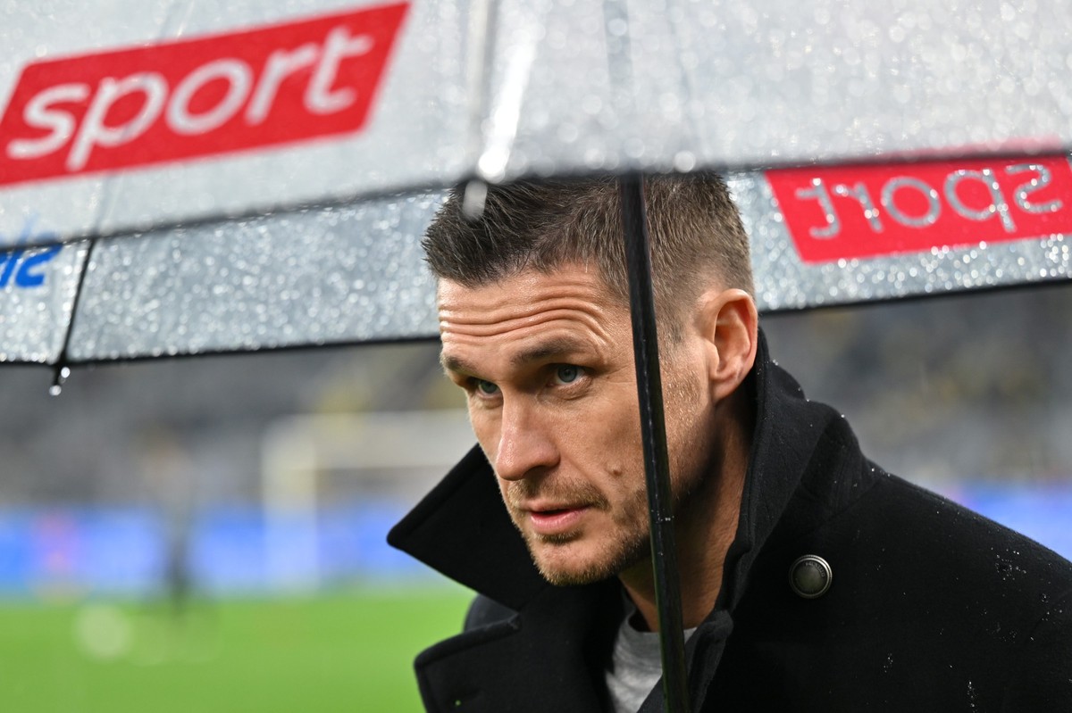 19.12.2023, Nordrhein-Westfalen, Dortmund: Fu�ball: Bundesliga, Borussia Dortmund - FSV Mainz 05, 16. Spieltag, Signal Iduna Park. Sebastian Kehl, Leiter Profiabteilung bei Borussia Dortmund, kommt zu ...