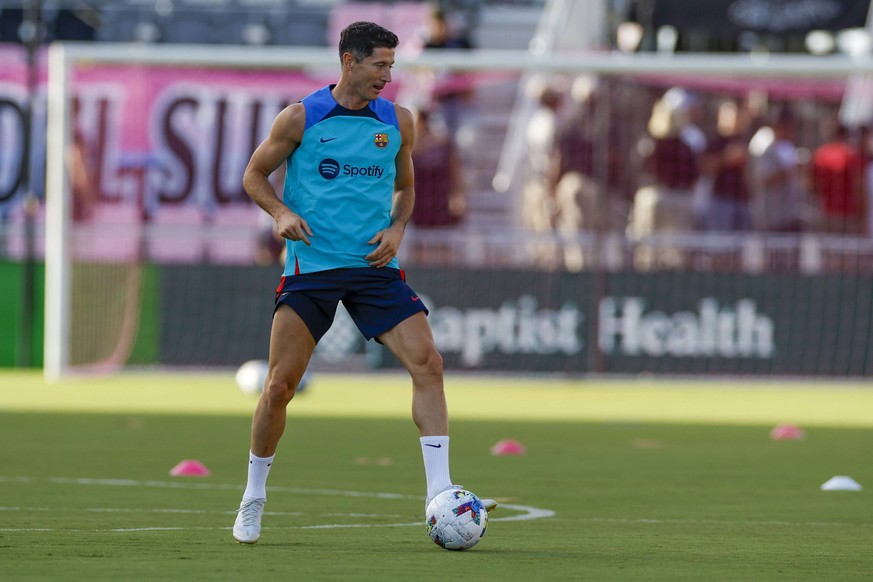 Robert Lewandowski trainiert schon mit seinem neuen Team. Die Fans können aktuell allerdings noch kein Trikot von ihm kaufen.