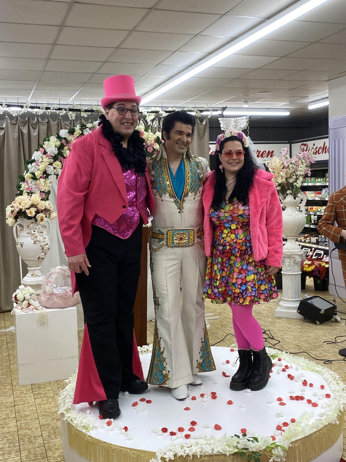 Nach der Trauung wollten die frisch "Vermählten" nicht auf ein Foto mit "Elvis" verzichten.