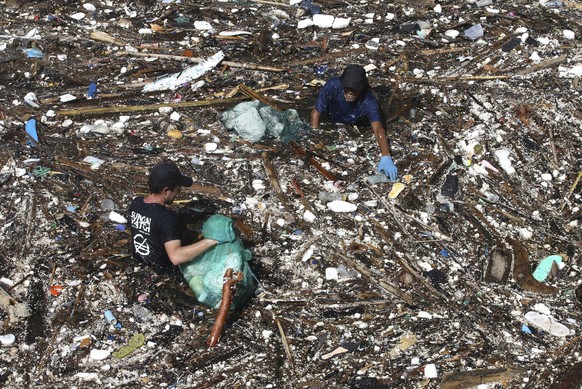 22.03.2024, Indonesien, Bali: Freiwillige sammeln Müll aus einem Fluss in Pecatu auf. Während der Monsunzeit sind einige Flüsse mit Plastikmüll und Unrat übersät. Lokale Behörden und Gemeinden drängen ...