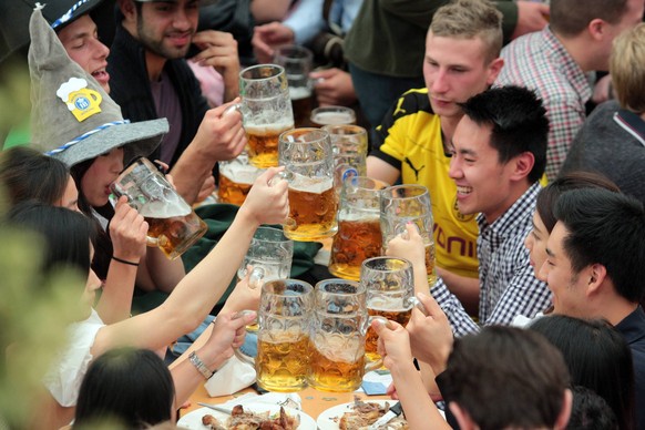 Die Wiesn lockt nicht nur Gäste, sondern auch Corona-Varianten aus aller Welt.