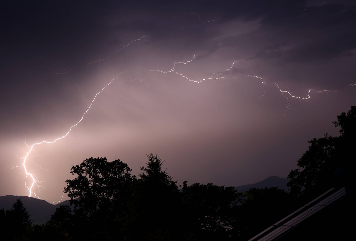 Tutzing, Bayern, Deutschland 20. Juni 2023: Ein Sommertag in Tutzing Landkreis Starnberg. Hier der Blick auf ein Gewitter, Unwetter, welches südlich vom Starnberger See niederging, Blitz, Blitze, Blit ...