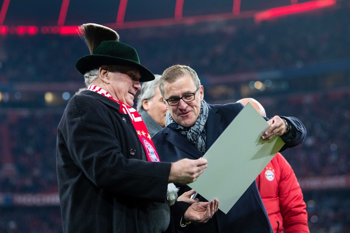 30.11.2019, Bayern, München: Fußball: Bundesliga, Bayern München - Bayer Leverkusen, 13. Spieltag in der Allianz Arena. Jan-Christian Dreesen, stellvertretender Vorstandsvorsitzender vom FC Bayern (r) ...