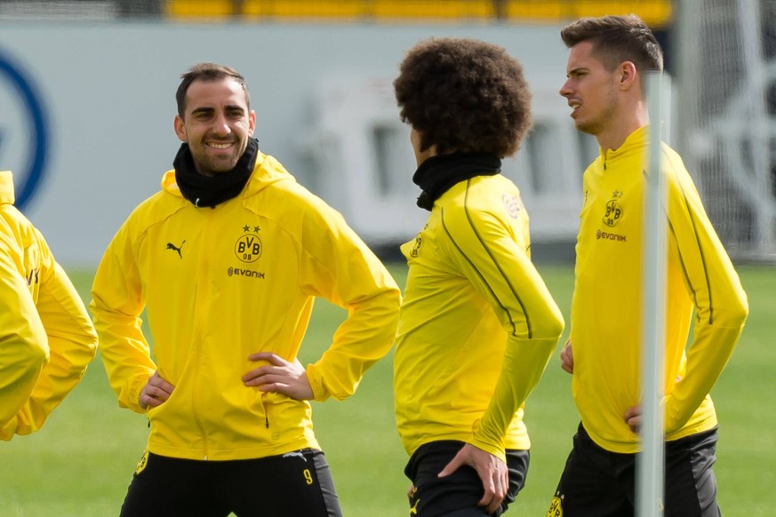 Dortmund, Germany, 26.03.2019, 1. Bundesliga, Training BV Borussia Dortmund, Paco Alcacer (BVB) lacht, lachen, laughs ( DeFodi001 *** Dortmund Germany 26 03 2019 1 Bundesliga Training BV Borussia Dort ...