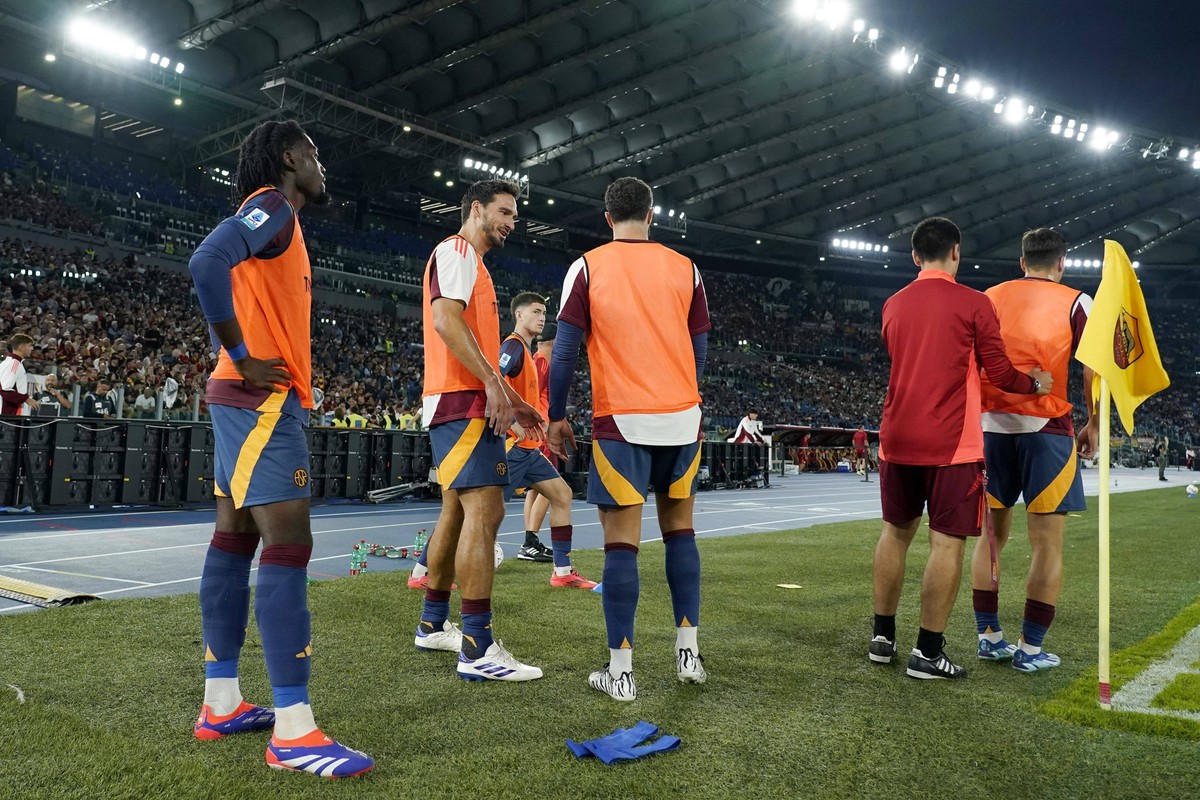 Mats Hummels AS Roma looks on during the warm-up on the sidelines, Serie A, AS Roma v Udinese, Olimpico Stadium, September 22, 2024, Rome, Italy.