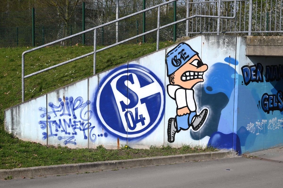 16.03.2020, Fussball GER, Saison 2019 2020, 1. Bundesliga, Veltins Arena FC Schalke 04, , Graffitis der Schalker Ultras am Schalker Trainingsgelaende Gelsenkirchen Nordrhein Westfalen Deutschland *** ...