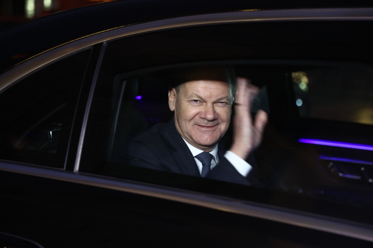 dpatopbilder - 16.12.2024, Berlin: Bundeskanzler Olaf Scholz (SPD) verl�sst nach seiner verlorenen Vertrauensfrage in einem Dienstfahrzeug das Bundestagsgel�nde, um zum Bundespr�sidenten zu fahren. Na ...