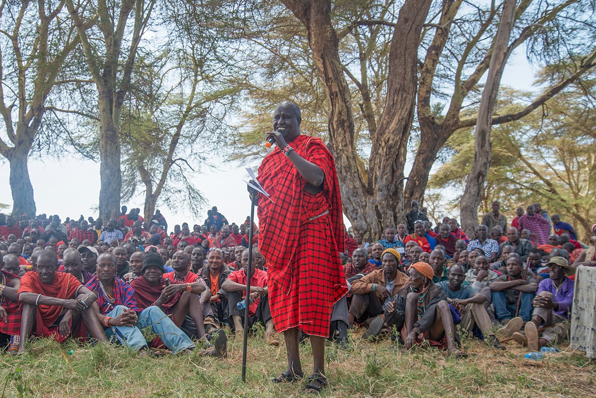 Daniel Leturesh, Vorsitzender des
Olgulului Land Trust, spricht bei
einem Treffen, bei dem der IFAW und
diese Massai-Gemeinschaft den
Landpachtvertrag für die Kitenden
Conservancy in Kenia erneuern.