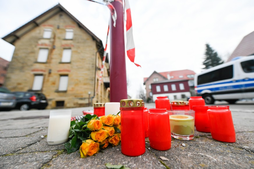 Am Tag nach den tödlichen Schüsse in Rot am See auf 6 Menschen liegen Blumen und Kerzen vor dem Tatort..