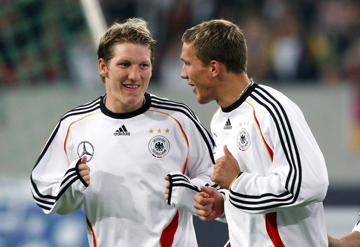 Bildnummer: 02107180 Datum: 31.05.2006 Copyright: imago/Ulmer
Die zuk�nftigen Vereinskollegen Bastian Schweinsteiger (li.) und Lukas Podolski (beide Deutschland) harmonisch w�hrend der Erw�rmung; Vdi ...