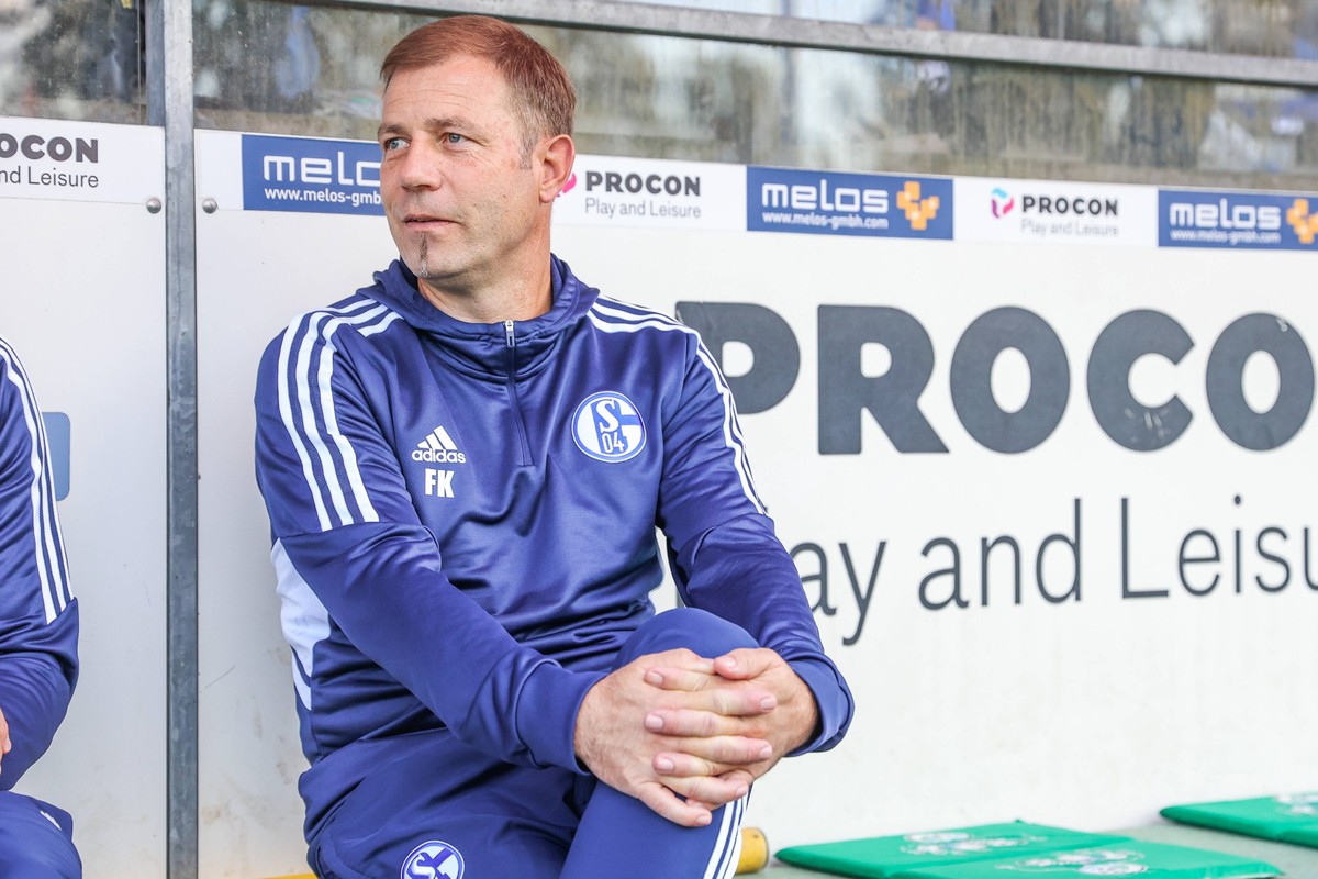 22.09.2022, Fussball, Saison 2022/2023, 1. Bundesliga, Testspiel, FC G�tersloh - FC Schalke 04, Cheftrainer Frank Kramer FC Schalke 04 Foto: Tim Rehbein/RHR-FOTO G�tersloh Heidewaldstadion NRW Deutsch ...