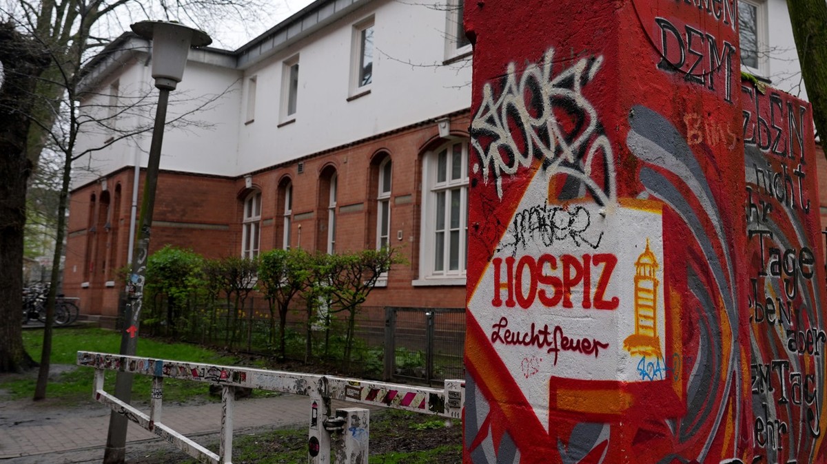 PRODUKTION - 03.04.2024, Hamburg: Ein Graffiti weist den Weg zum Hamburg Leuchtfeuer Hospiz im Stadtteil St. Pauli. Am 9. April 2024 feiert Hamburg Leuchtfeuer mit einem feierlichen Fundraising-Dinner ...