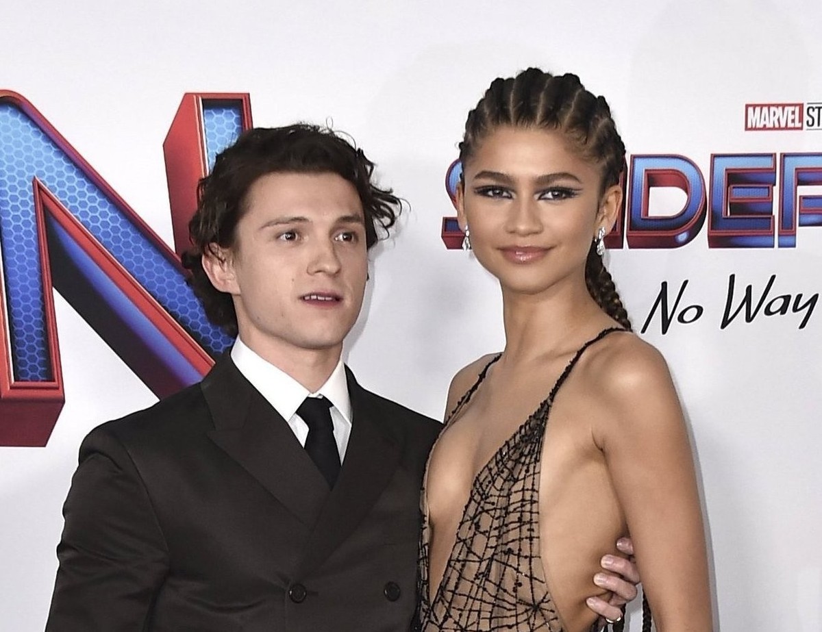 ARCHIV - 14.12.2021, USA, Los Angeles: Tom Holland (l) und Zendaya, Schauspieler, kommen zur Premiere von �Spider-Man: No Way Home� in das Regency Village Theater.P. (zu dpa: �Zendaya lobt Tom Holland ...
