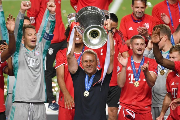 Zum Ende der Aera von Hansi Flick als Trainer von Bayern Muenchen. Archivfoto: Hans Dieter Flick (Hansi ,Trainer Bayern Muenchen) mit Cup,Pokal,Trophaee,trophy,Siegerehrung. Teamfoto,Team,Mannschaft,M ...