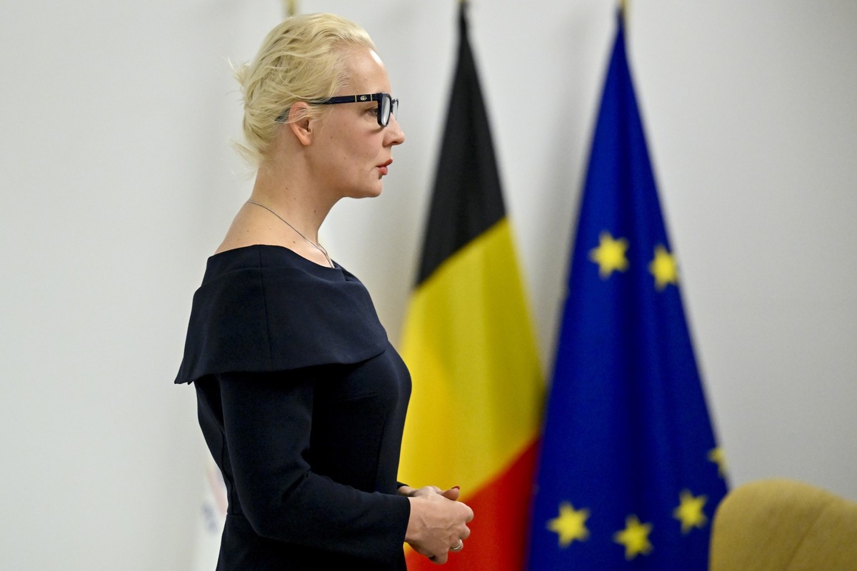 19.02.2024, Belgien, Brüssel: Julia Nawalnaja geht nach einem informellen Treffen der EU-Außenminister das vom Rat der Europäischen Union organisiert wurde. Die Witwe des im Straflager gestorbenen Opp ...