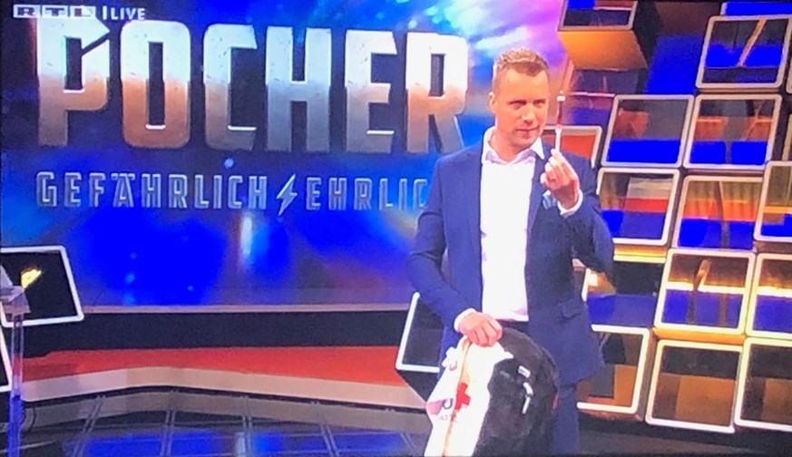 Oliver Pocher mit seiner Blutampulle in der RTL-Late-Night-Show.