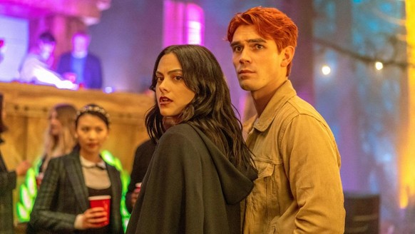 "Riverdale"-Fans erwarten mit Spannung einen großen Zeitsprung in Staffel 5. Mit eben dem wird das Leben für Archie und Co. aber offenbar nicht leichter.