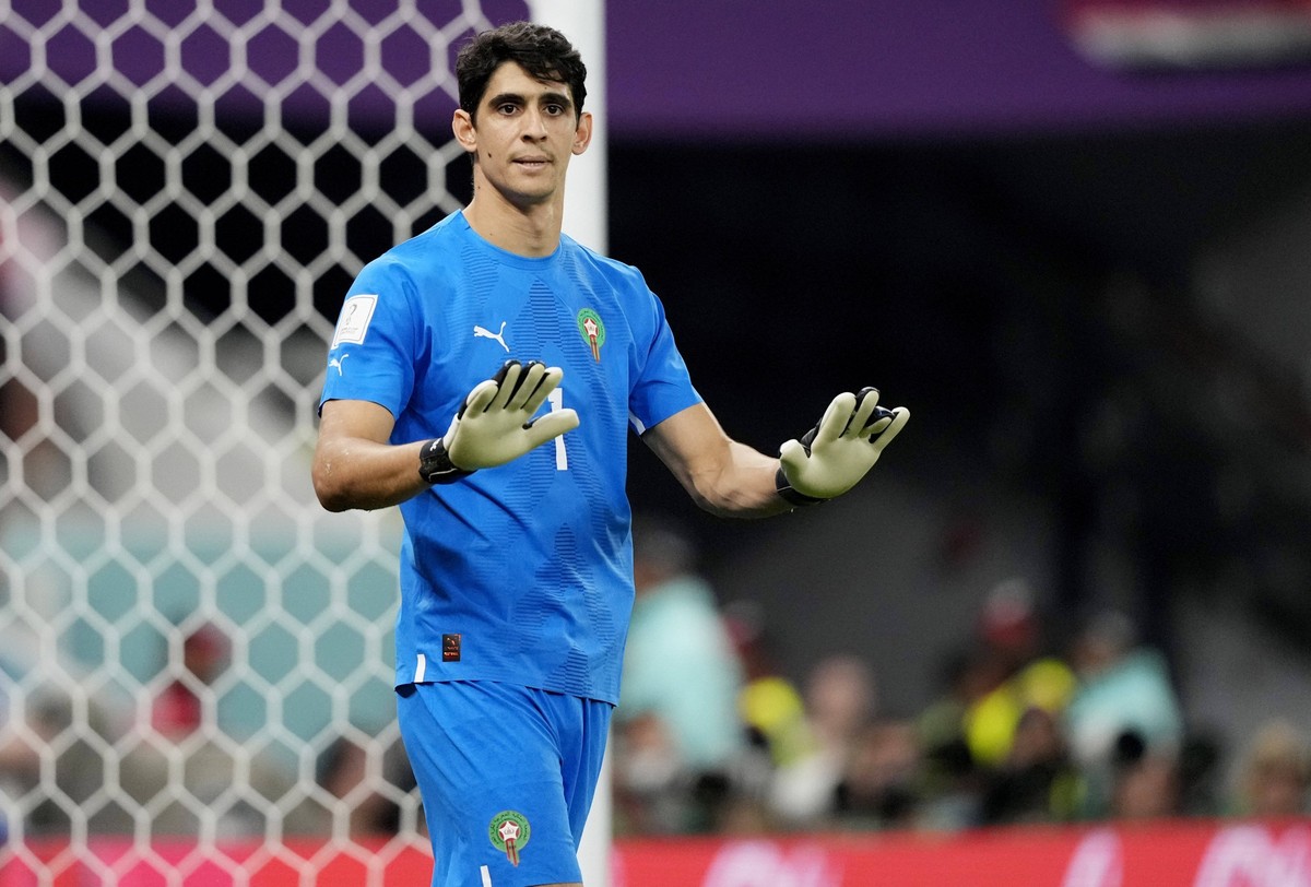 Mandatory Credit: Photo by Dave Shopland/Shutterstock 13640369br Goalkeeper Yassine Bounou of Morocco. Canada v Morocco, FIFA World Cup, WM, Weltmeisterschaft, Fussball 2022, Group F, Football, Al Thu ...