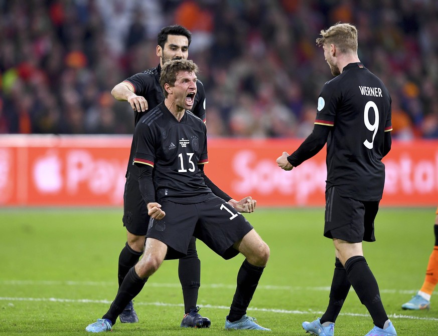 FUSSBALL INTERNATIONAL Testspiel in Amsterdam Niederlande - Deutschland 29.03.2022 Jubel Deutschland Torschuetzen Thomas Mueller Mitte nach seinm Tor zum 0-1 mit Ilkay Guendogan hinten li und Timo Wer ...