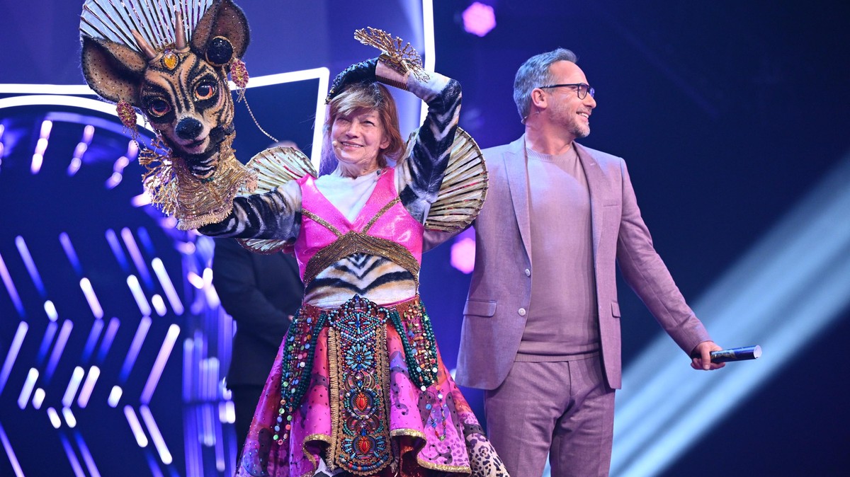 The Schlager star is clearly rebuking the presenter