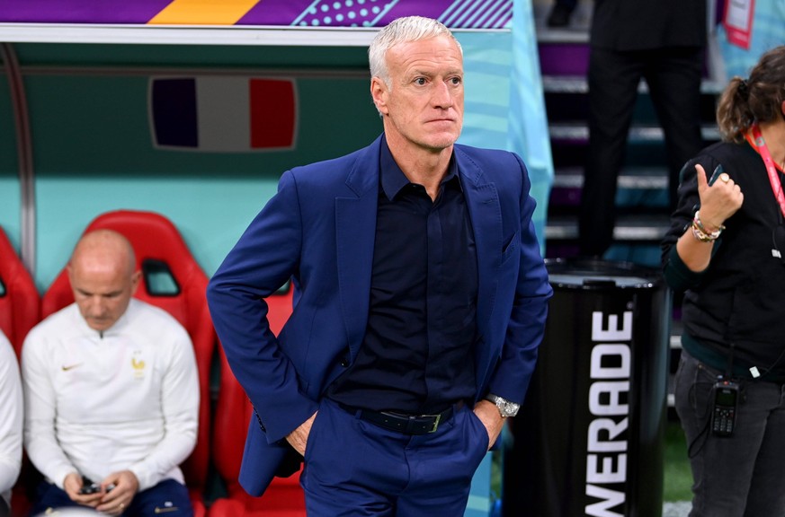 FUSSBALL WM 2022 Viertelfinale England - Frankreich 10.12.2022 Trainer Didier Deschamps re, Frankreich *** FOOTBALL World Cup 2022 quarterfinals England France 10 12 2022 coach Didier Deschamps re, Fr ...