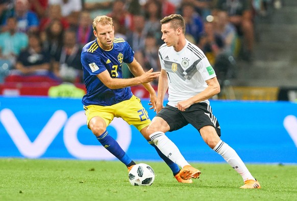 Germany - Sweden, Soccer, Sochi, June 23, 2018 Julian DRAXLER, DFB 7 compete for the ball, tackling, duel, header against Victor LINDELOEF, SWE 3 GERMANY - SWEDEN 2-1 FIFA World Cup WM Weltmeisterscha ...