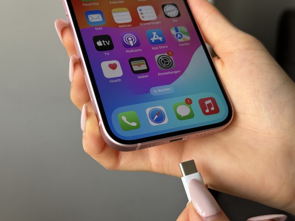 Lightning ade: Mit der neuen�Generation iPhones wechselt Apple zum Buchsen-Standard USB-C. Die Entscheidung geht zur�ck auf eine entsprechende EU-Verordnung. Foto: Christoph Dernbach/dpa-tmn - Honorar ...