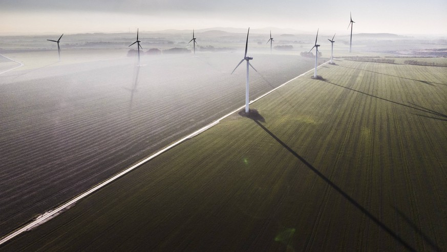 Windraeder im Nebel, aufgenommen in Melaune, 11.11.2018. Melaune Deutschland *** Windmills in the fog recorded in Melaune 11 11 2018 Melaune Germany PUBLICATIONxINxGERxSUIxAUTxONLY Copyright: xFlorian ...