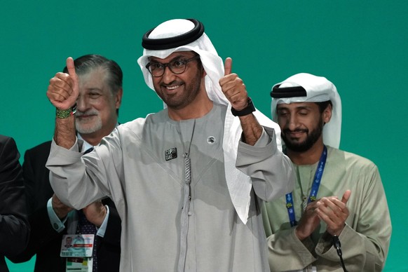 13.12.2023, Vereinigte Arabische Emirate, Dubai: Sultan al-Dschaber (M), Präsident der COP28, gestikuliert am Ende des UN-Klimagipfels COP28. Foto: Kamran Jebreili/AP/dpa +++ dpa-Bildfunk +++