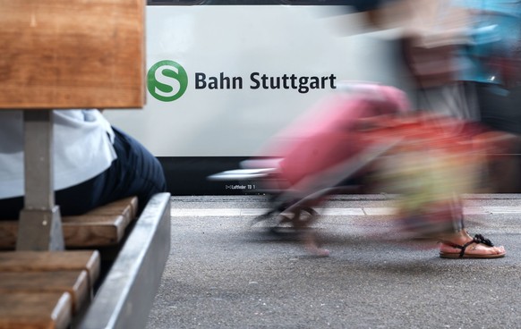 22.08.2022, Baden-Württemberg, Stuttgart: Eine S-Bahn steht im Stuttgarter Hauptbahnhof. Im S-Bahnverkehr in Stuttgart kommt es weiterhin zu Einschränkungen. Foto: Marijan Murat/dpa +++ dpa-Bildfunk + ...