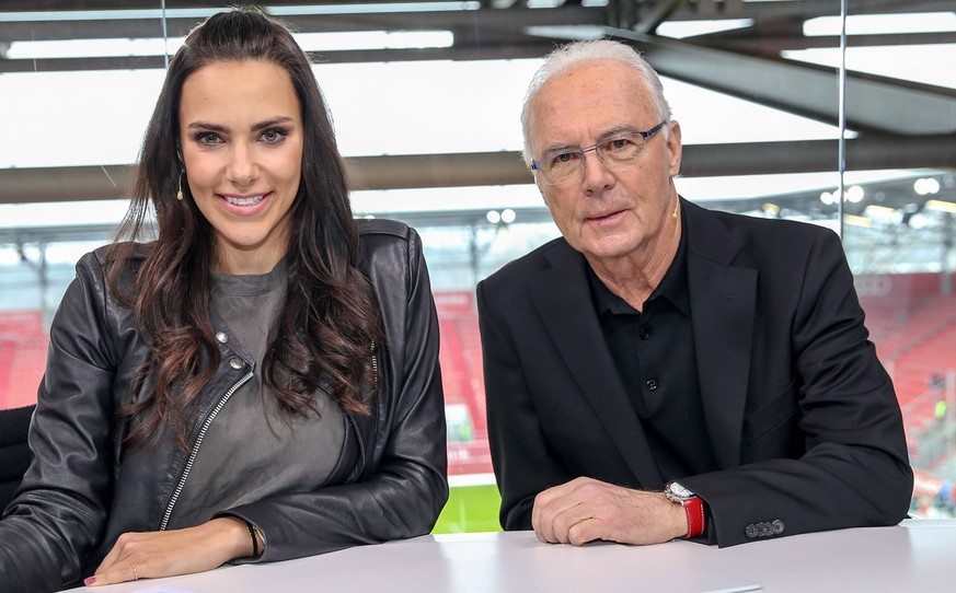 1. Bundesliga - Fußball - FC Ingolstadt 04 - 1. FSV Mainz 05 - Sky Moderatorin Esther Sedlaczek mit Franz Beckenbauer im neuen Sky Glas Studio im Audi Sportpark 1. BL - FC Ingolstadt 04 Saison 2015/20 ...