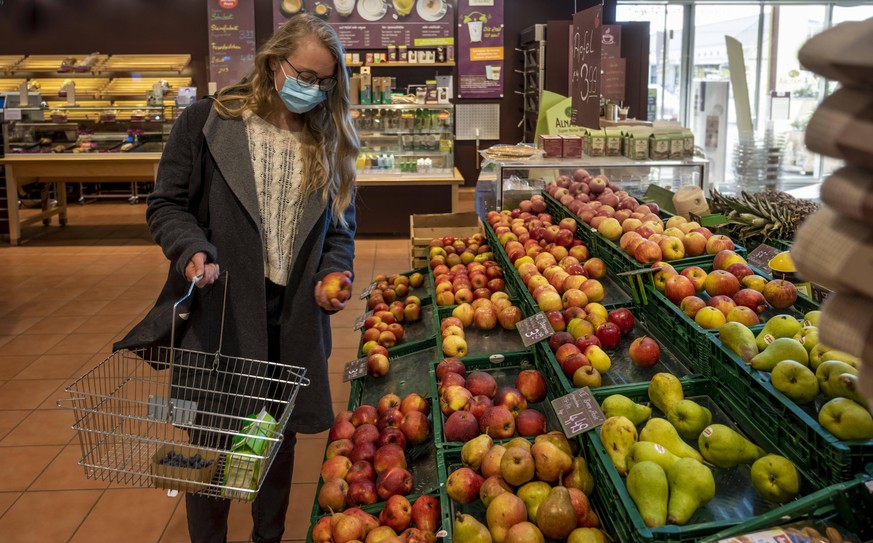 Junge Frau beim Einkaufen im Supermarkt mit Mundschutz, Corona-Krise, Pandemie, Bayern, Deutschland, Europa *** Young woman shopping in a supermarket with mouthguard, Corona crisis, pandemic, Bavaria, ...