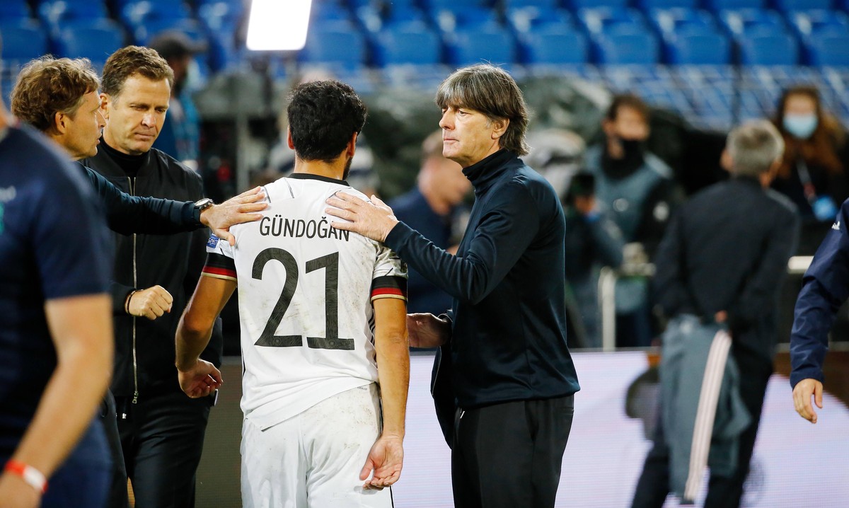 Foto Manuel Geisser 06.9.2020 Basel : St.Jakob Park Basel Fussball Saison 2020/2021 Herren Nations League 2.Spieltag Schweiz - Deutschland Ilkay G�ndogan - Trainer Joachim L�w Deutschland nach dem Spi ...