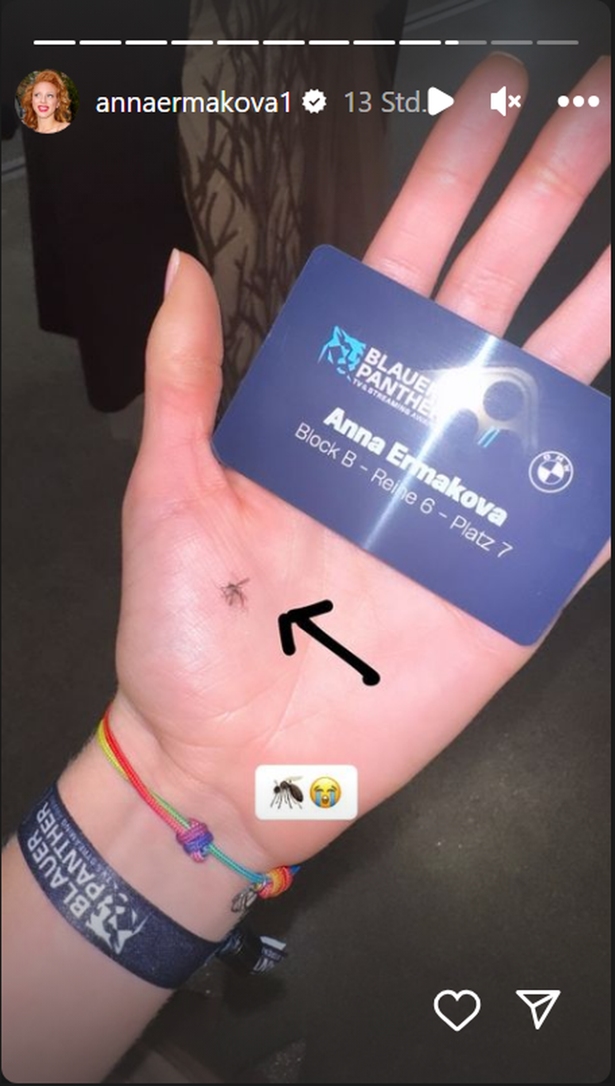 Anna Ermakova zeigt eine der Mücken.