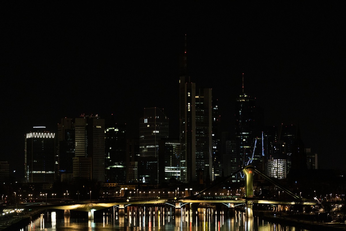 ARCHIV - 26.03.2022, International, Frankfurt/Main: Mit der Earth Hour will die Umweltschutzorganisation World Wide Fund For Nature (WWF) ein Zeichen für Klima- und Umweltschutz setzen. An vielen Hoch ...