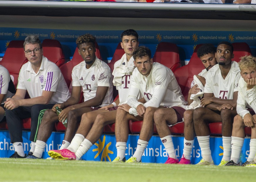 12.08.2023, Fussball 1. Bundesliga 2023/2024, Supercup-Finale 2023: FC Bayern München - RB Leipzig, in der Allianz-Arena München. Bank der Bayern, Kingsley Coman FC Bayern München, Aleksandar Pavlovic ...