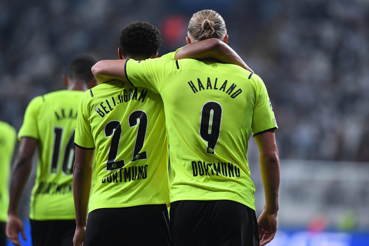 Fu�ball Champions League 1. Spieltag Besiktas Istanbul - Borussia Dortmund am 15.09.2021 im Besiktas-Park in Istanbul Jude Bellingham Dortmund , links - Erling Haaland Dortmund , rechts *** Football C ...