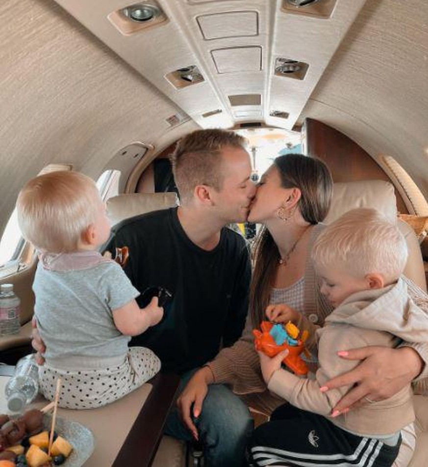 Julian und Bibi Claßen flogen mit ihren Kindern in einem Privatjet nach Spanien – für ein neues, opulentes Haus.