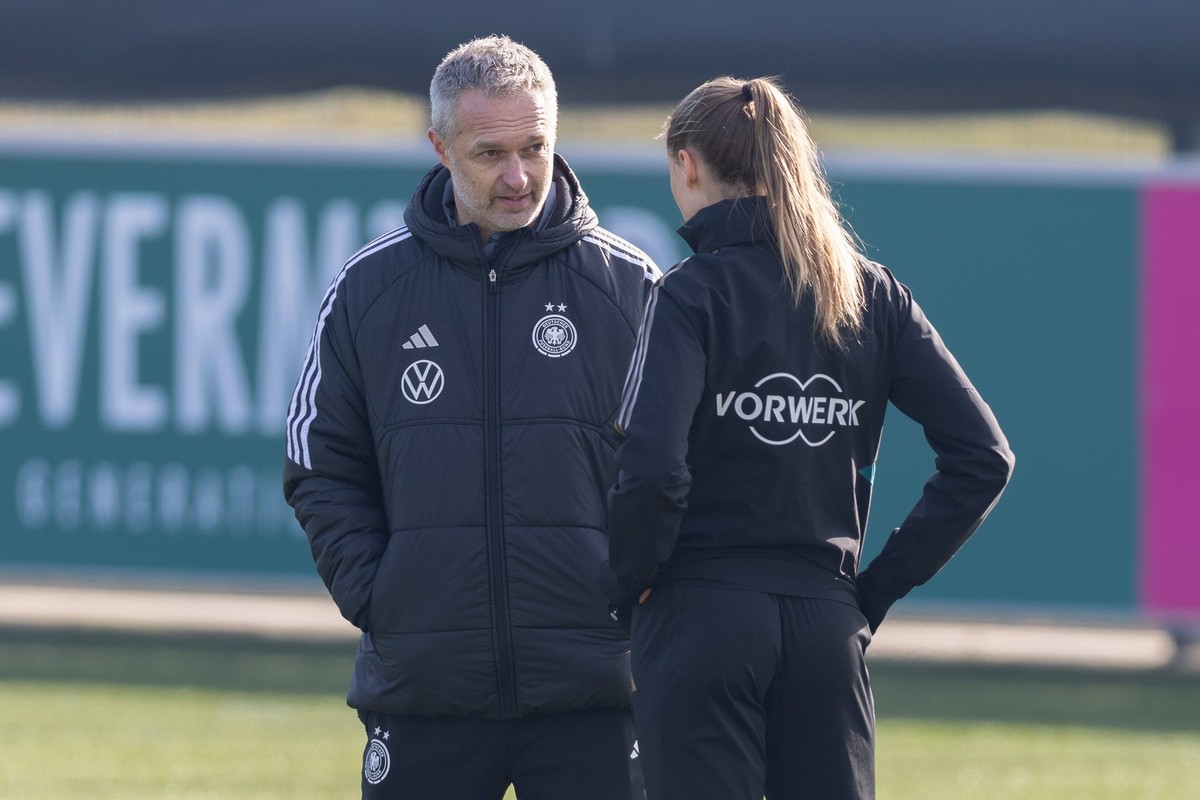 Training der deutschen Frauen-Nationalmannschaft Trainer Christian W�ck unterh�lt sich mit Jule Brand. Training der Frauen-Nationalmannschaft am 19. Februar 2025 auf dem DFB-Campus in Frankfurt am Mai ...