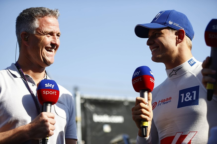 Sport Bilder des Tages Formula 1 2022: Dutch GP CIRCUIT ZANDVOORT, NETHERLANDS - SEPTEMBER 03: Mick Schumacher, Haas F1 Team, is interviewed by Ralf Schumacher during the Dutch GP at Circuit Zandvoort ...