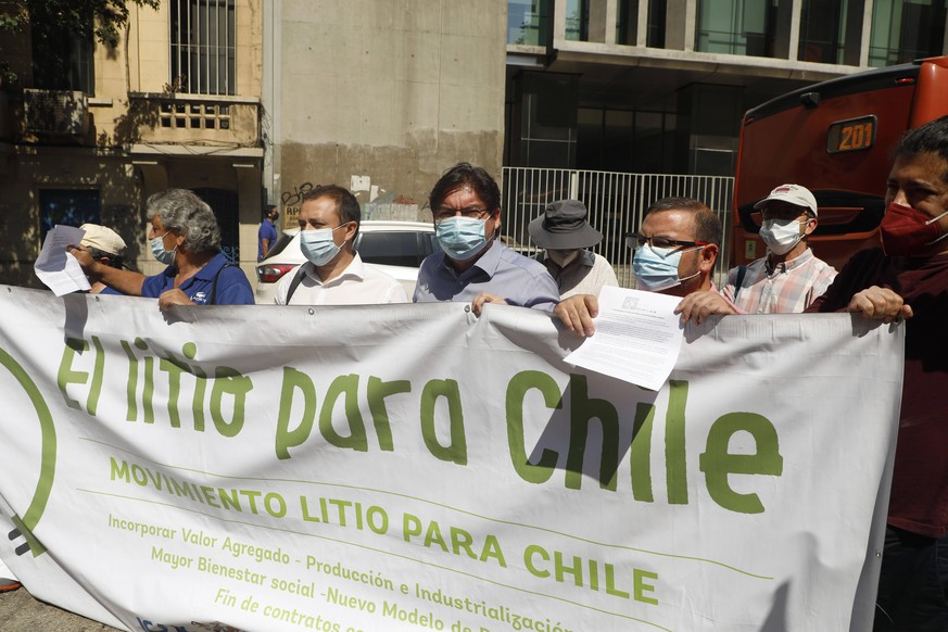 Santiago, 14 de enero de 2022. Dirigentes del Movimiento Litio para Chile, junto a parlamentarios de oposicion en ejercicio y electos, se manifiestan en el frontis del Ministerio de Mineria para recha ...