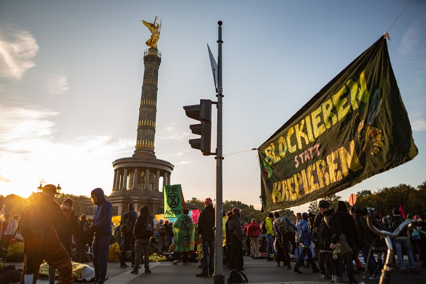 Demonstranten an der Siegessäule in Berlin.