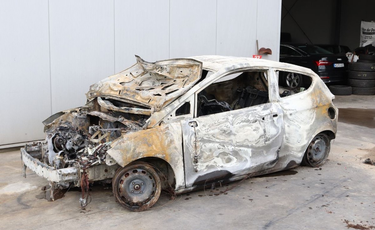 Das Auto ist komplett ausgebrannt. Ursprünglich war es schwarz.